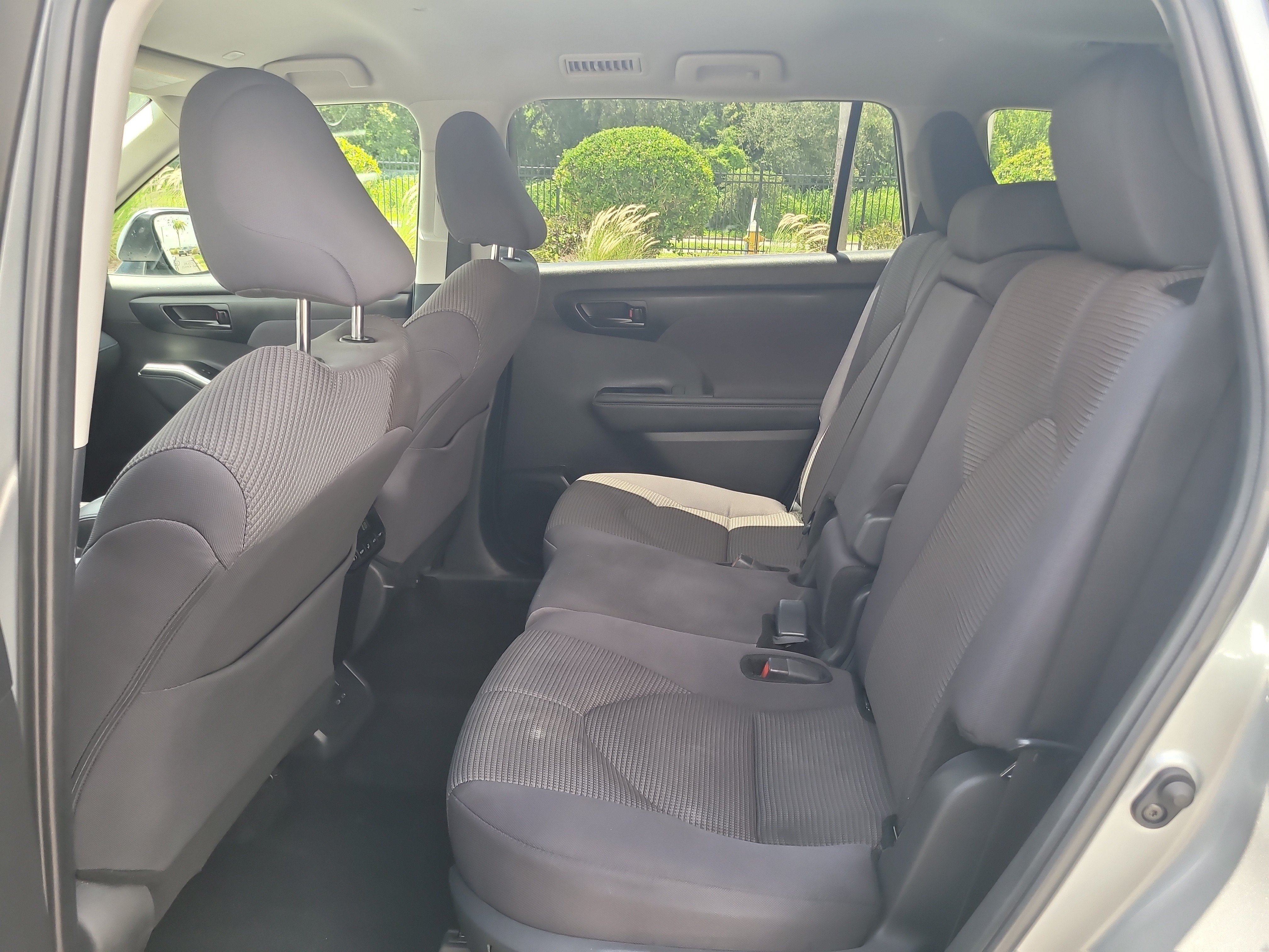 Used 2025 Toyota Highlander LE FWD image 15
