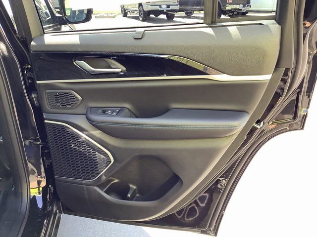 New 2023 Jeep Grand Cherokee Trailhawk w/ Luxury Tech Group III AWD/4WD image 38