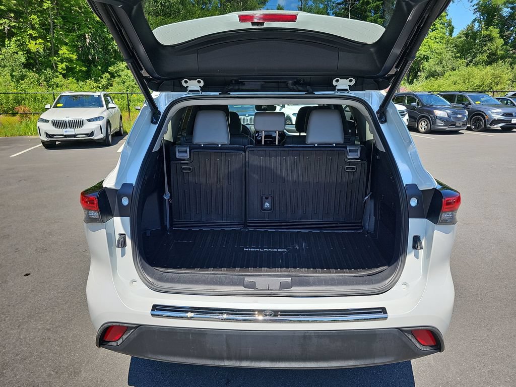 Used 2022 Toyota Highlander XLE AWD/4WD image 23