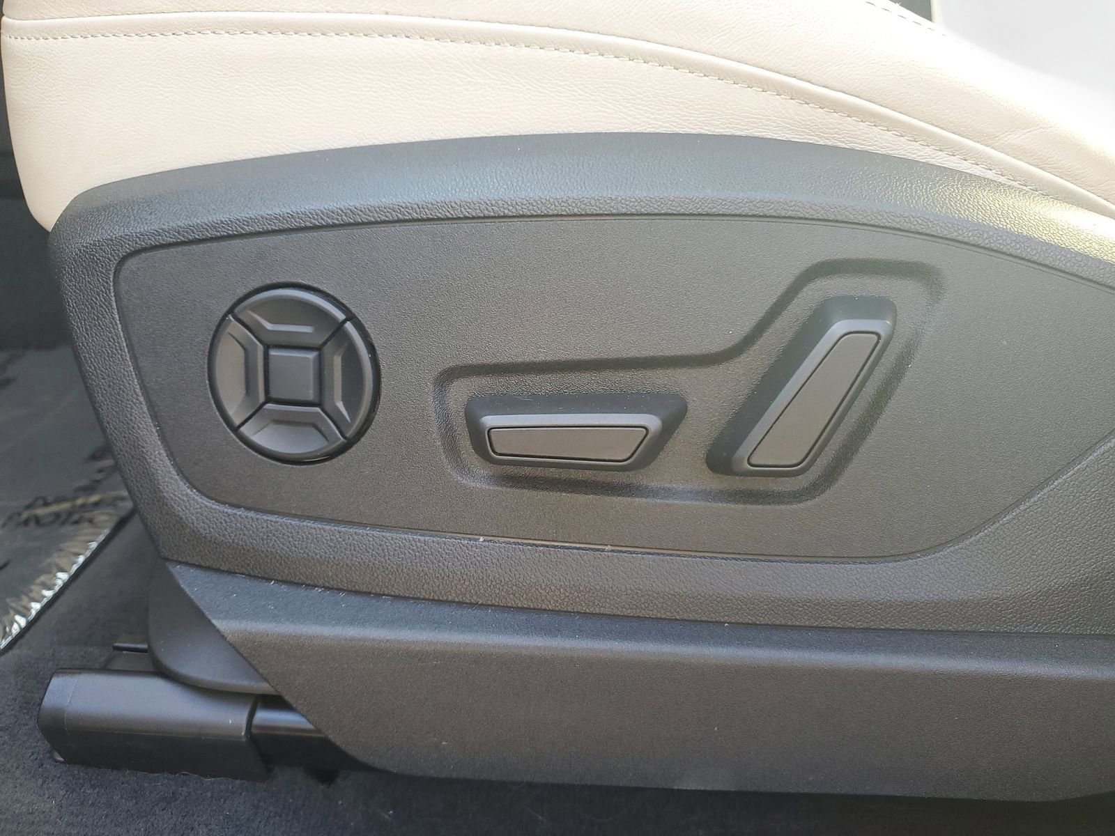 Used 2024 Audi Q8 e-tron Premium Plus w/ Premium Plus Package image 23