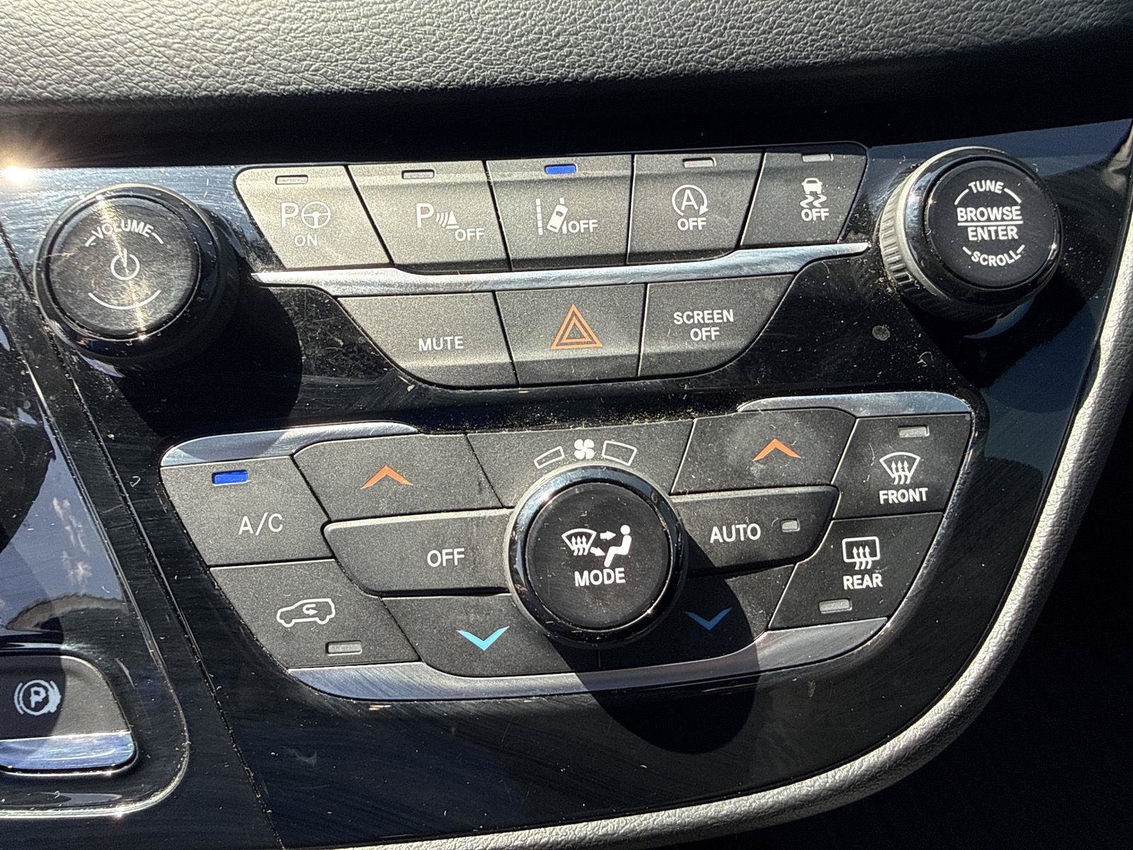 Used 2019 Chrysler Pacifica Touring-L Plus w/ Advanced Safetytec Group FWD image 15