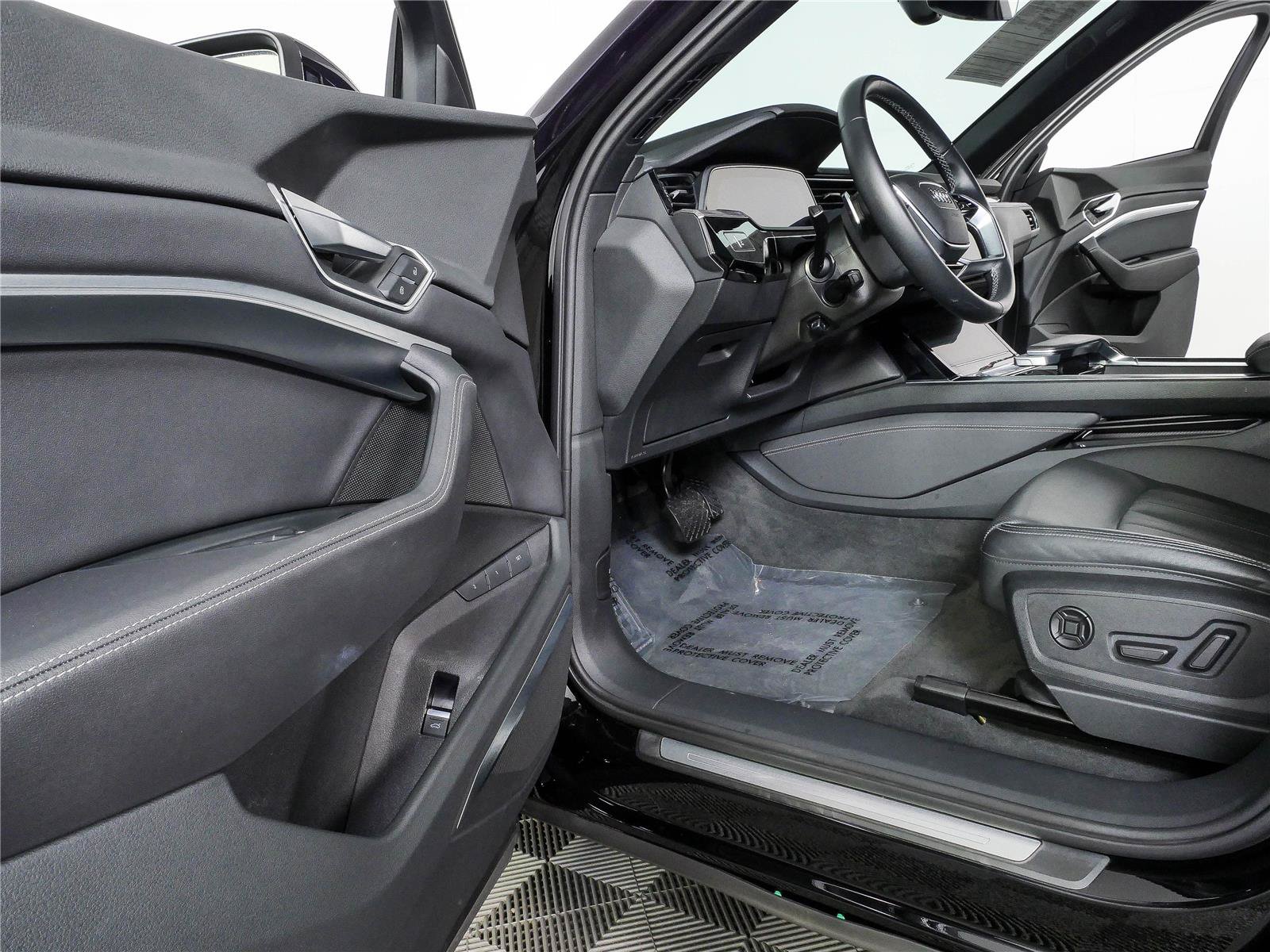 Used 2023 Audi e-tron Premium Plus w/ Premium Plus Package AWD/4WD image 8