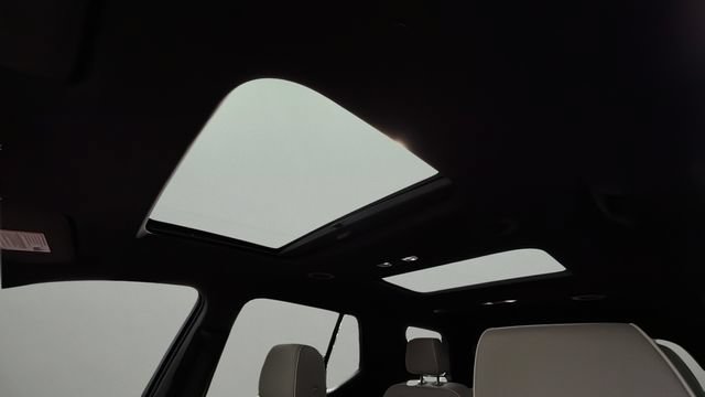 Used 2022 Chevrolet Traverse Premier FWD image 18