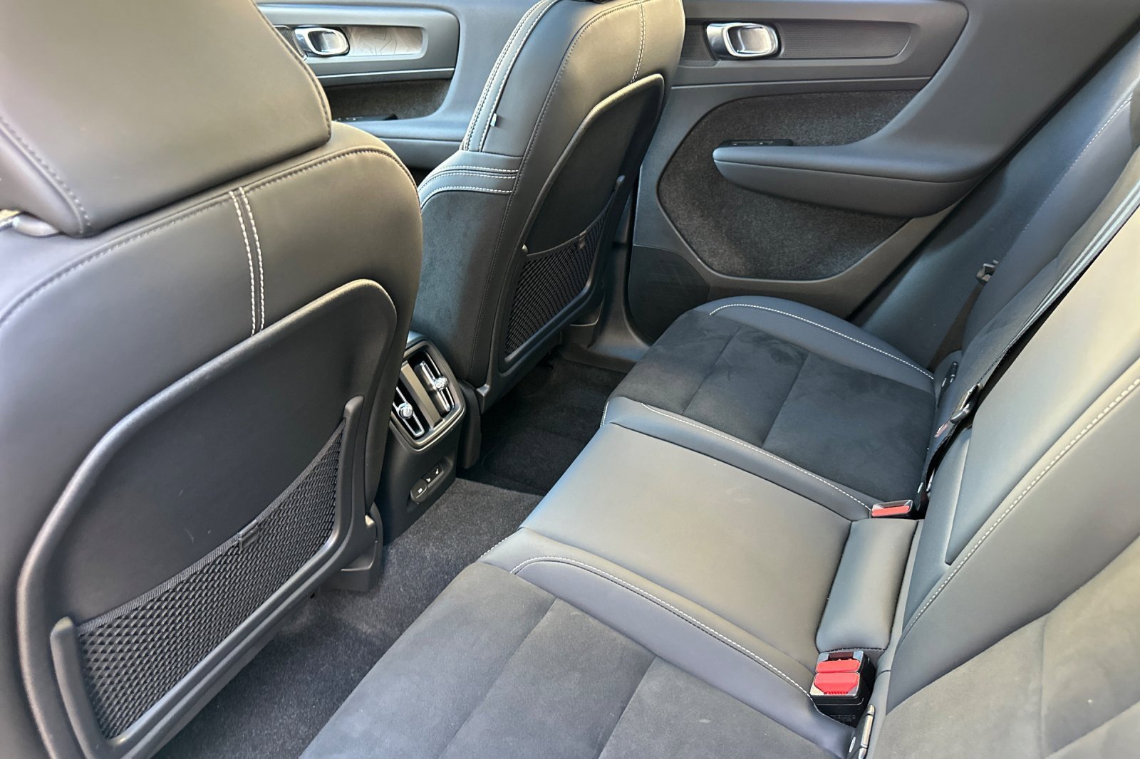 Used 2023 Volvo XC40 Recharge Ultimate image 12