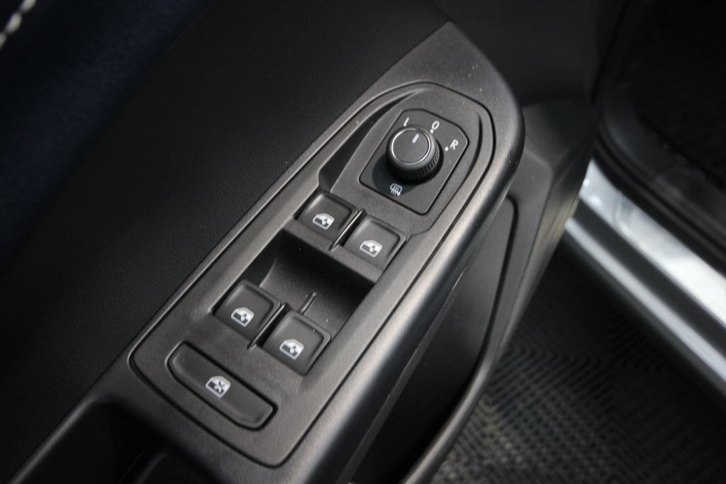 Used 2025 Volkswagen Taos SEL AWD/4WD image 16