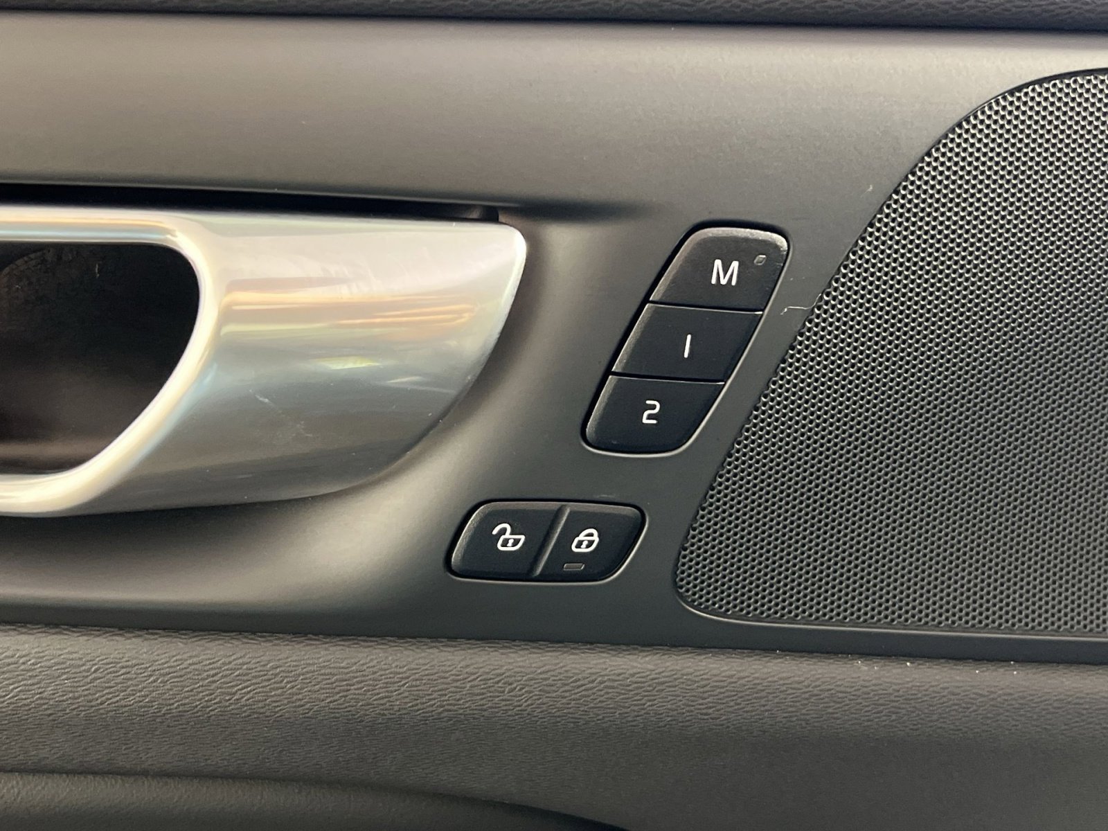 Used 2024 Volvo V60 B5 Cross Country Plus w/ Protection Package Premier image 32