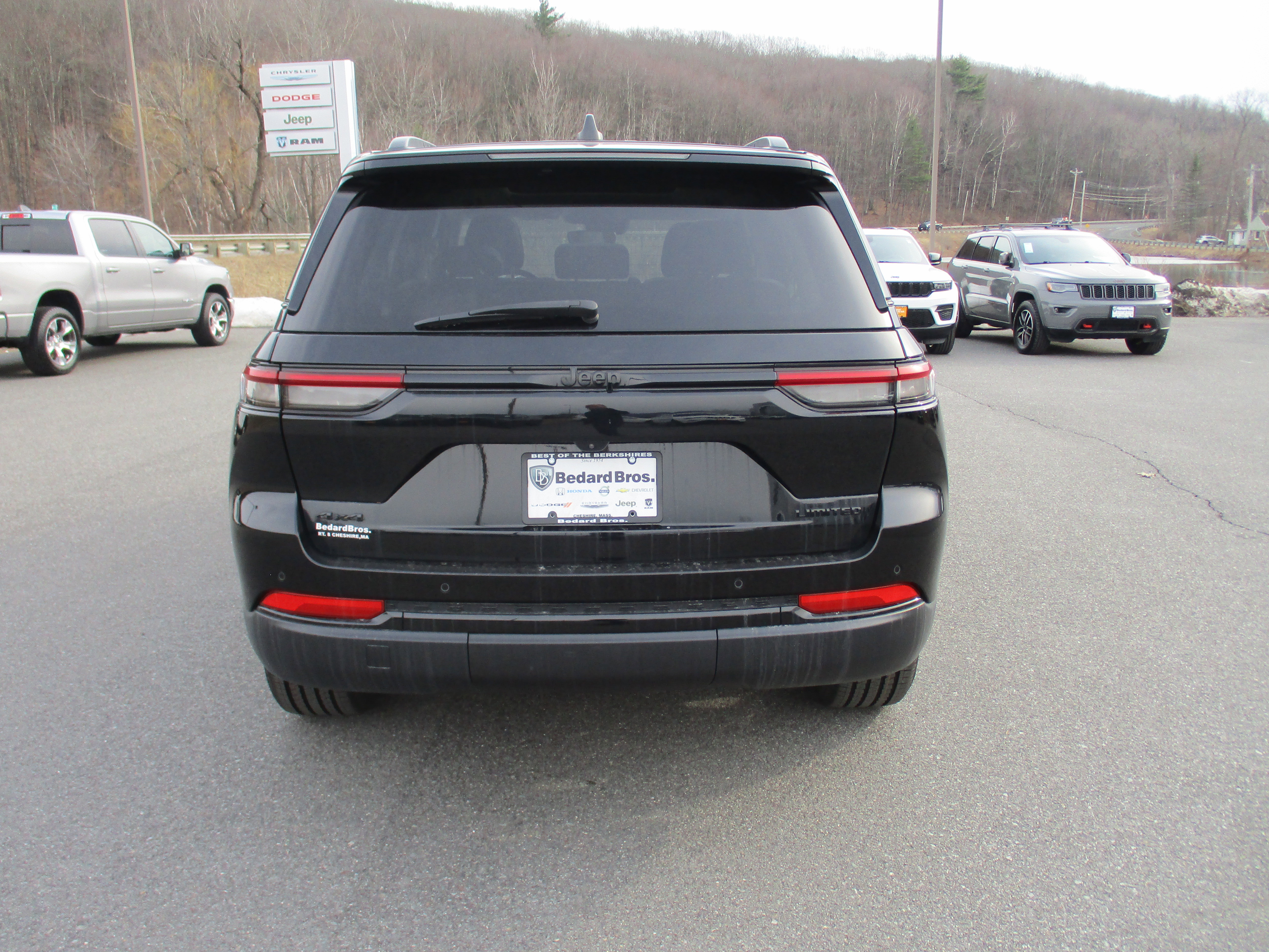 Certified 2023 Jeep Grand Cherokee Limited w/ Black Appearance Package AWD/4WD image 6