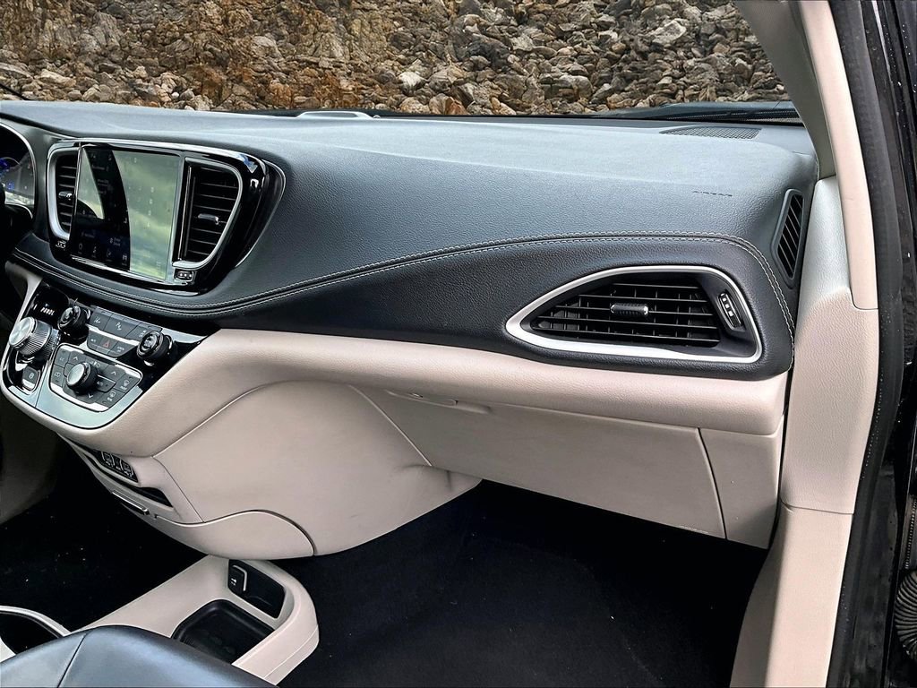 Used 2023 Chrysler Pacifica Touring-L image 15