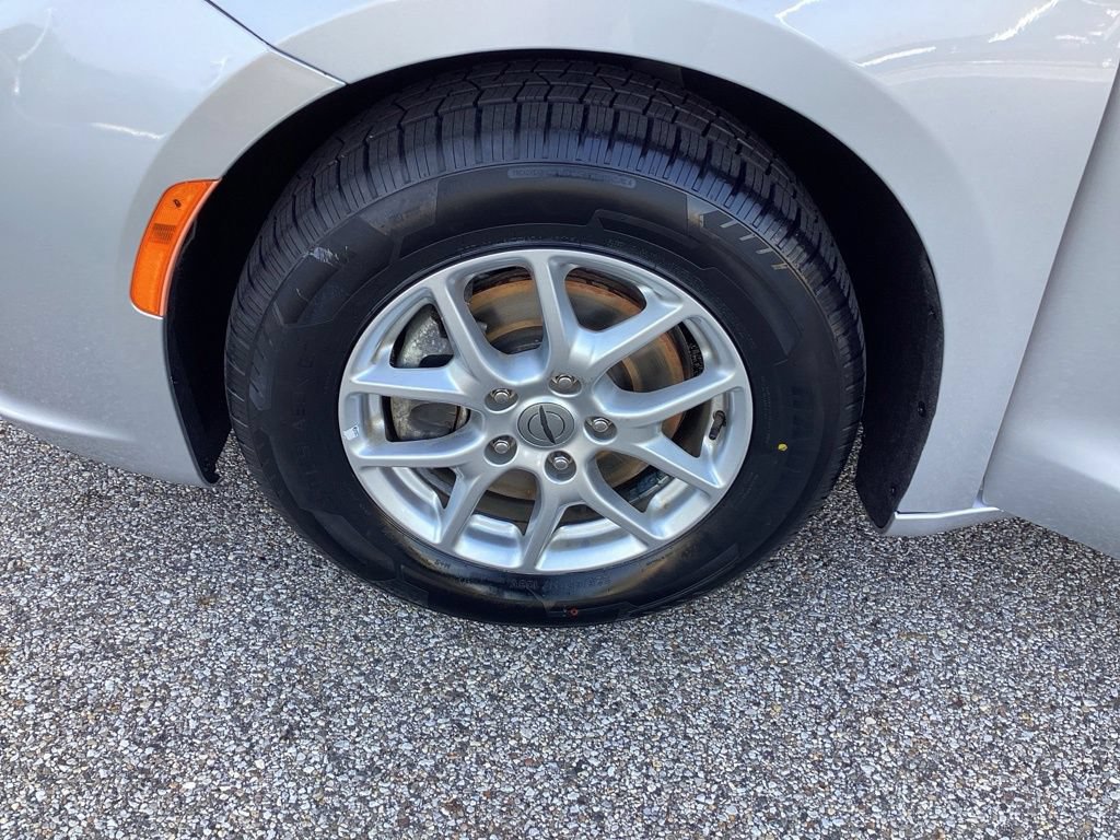 Used 2024 Chrysler Pacifica Touring-L FWD image 32