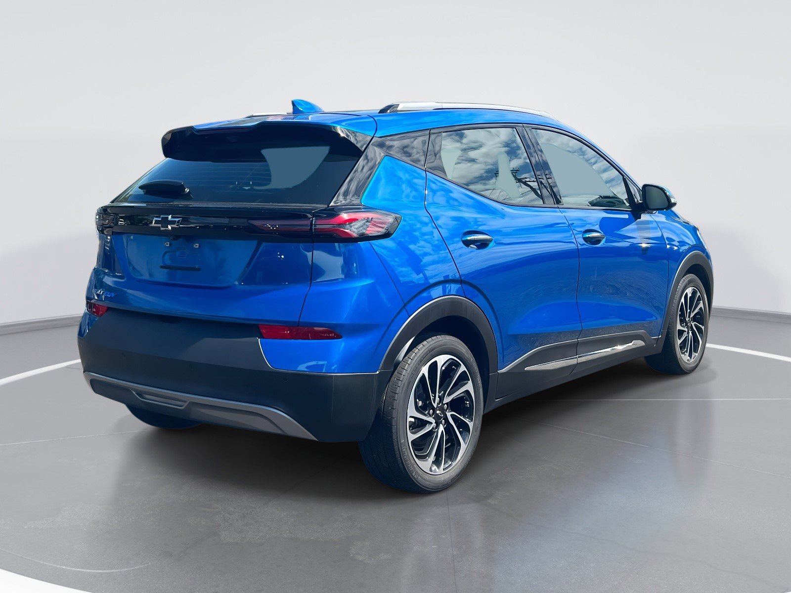 Certified 2022 Chevrolet Bolt EUV Premier w/ Sun & Sound Package image 7