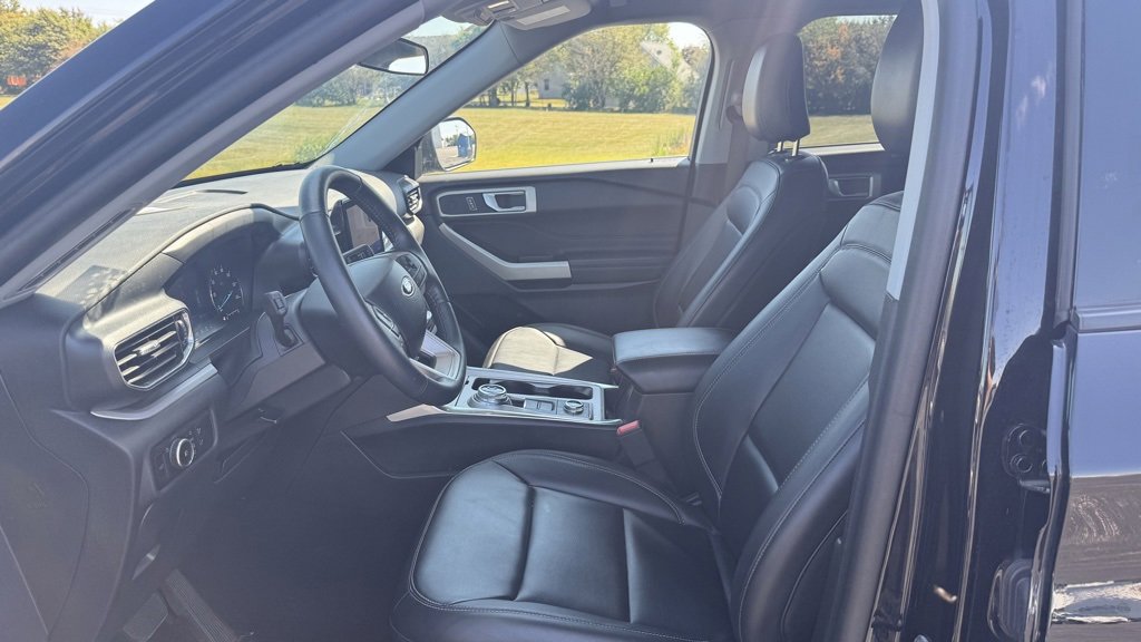 Used 2023 Ford Explorer XLT w/ Equipment Group 202A image 10