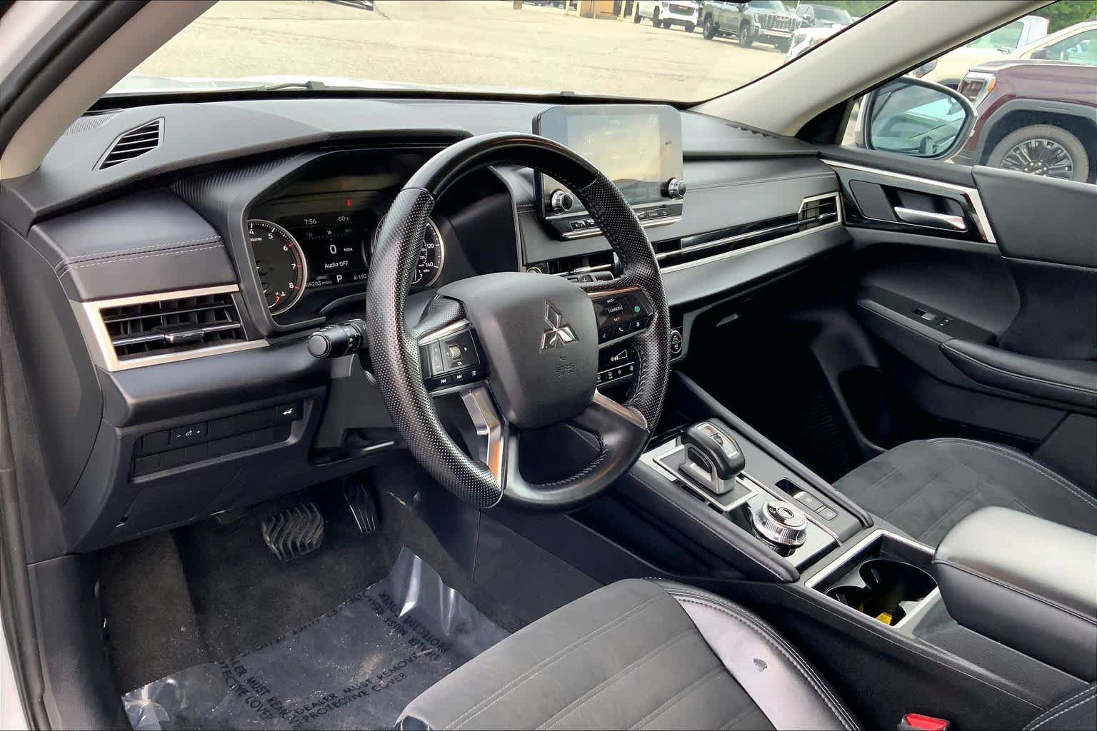 Used 2024 Mitsubishi Outlander SE FWD image 17