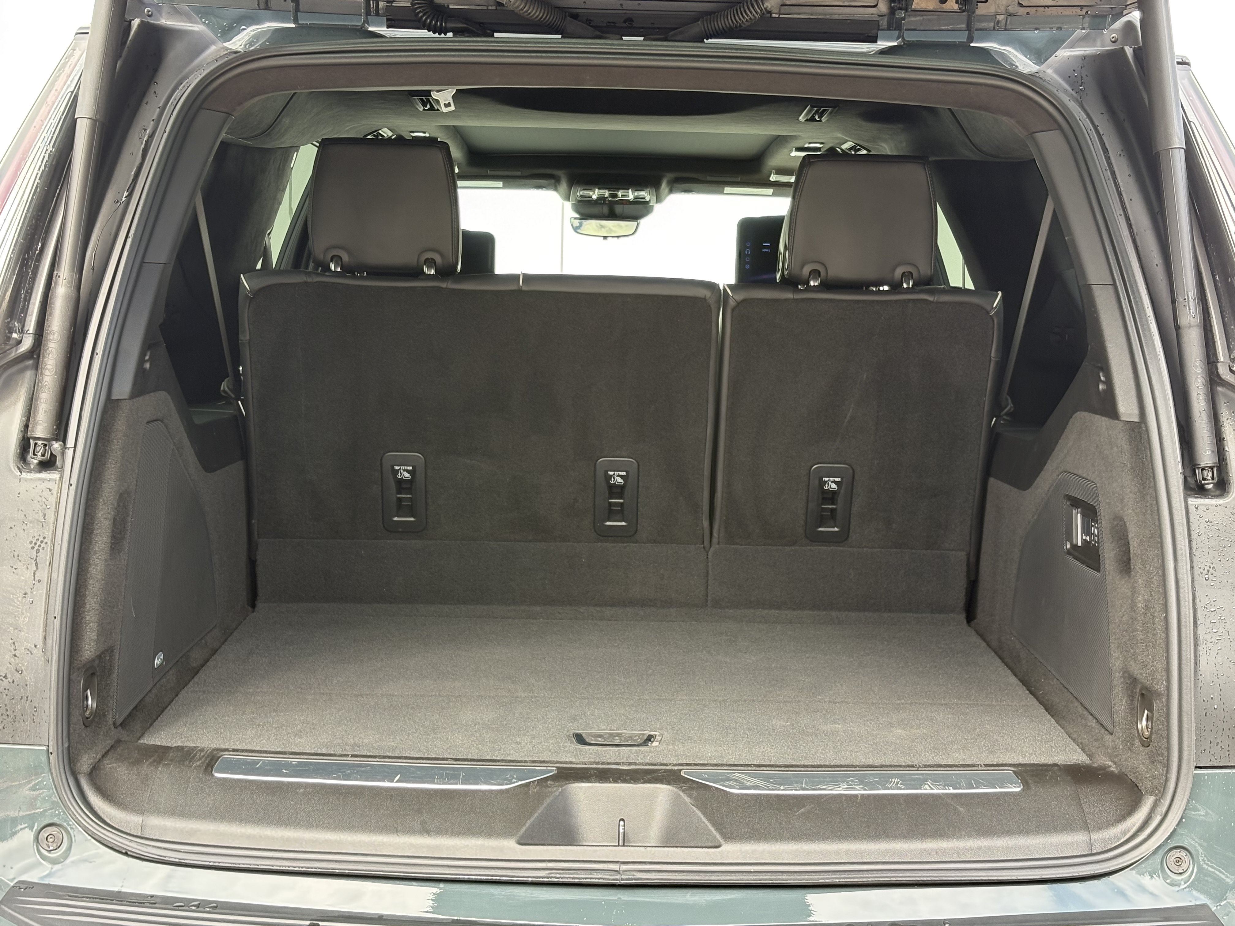 Used 2025 Cadillac Escalade ESV V AWD/4WD image 9