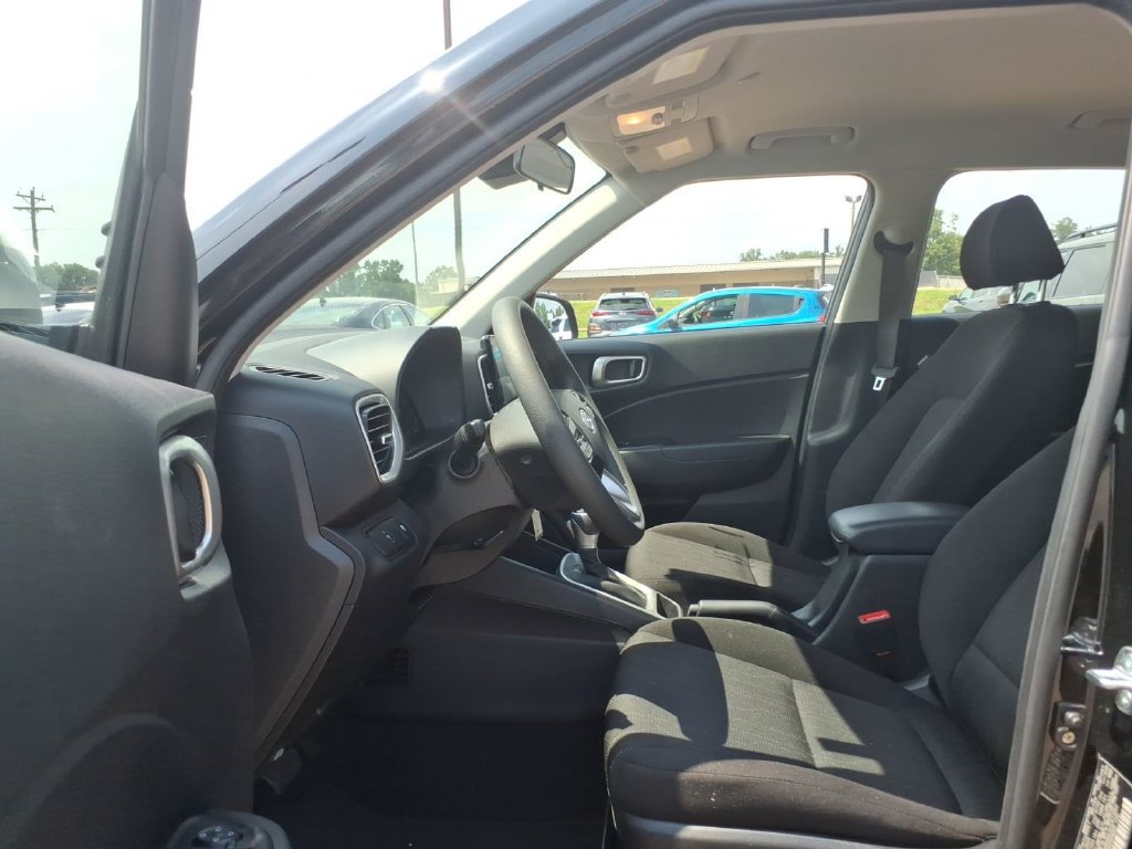 Certified 2025 Hyundai Venue SE FWD image 16