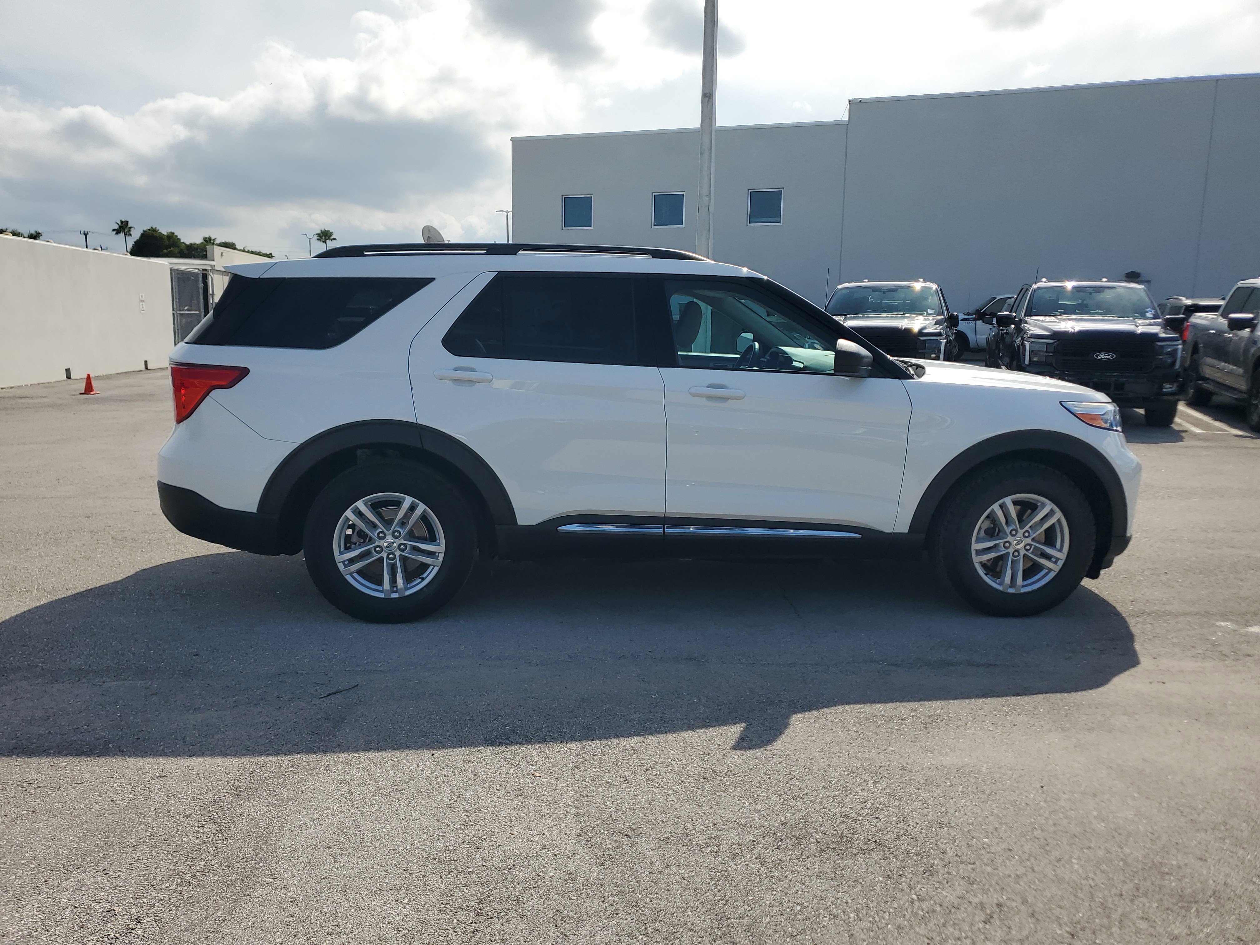 Used 2022 Ford Explorer XLT image 4