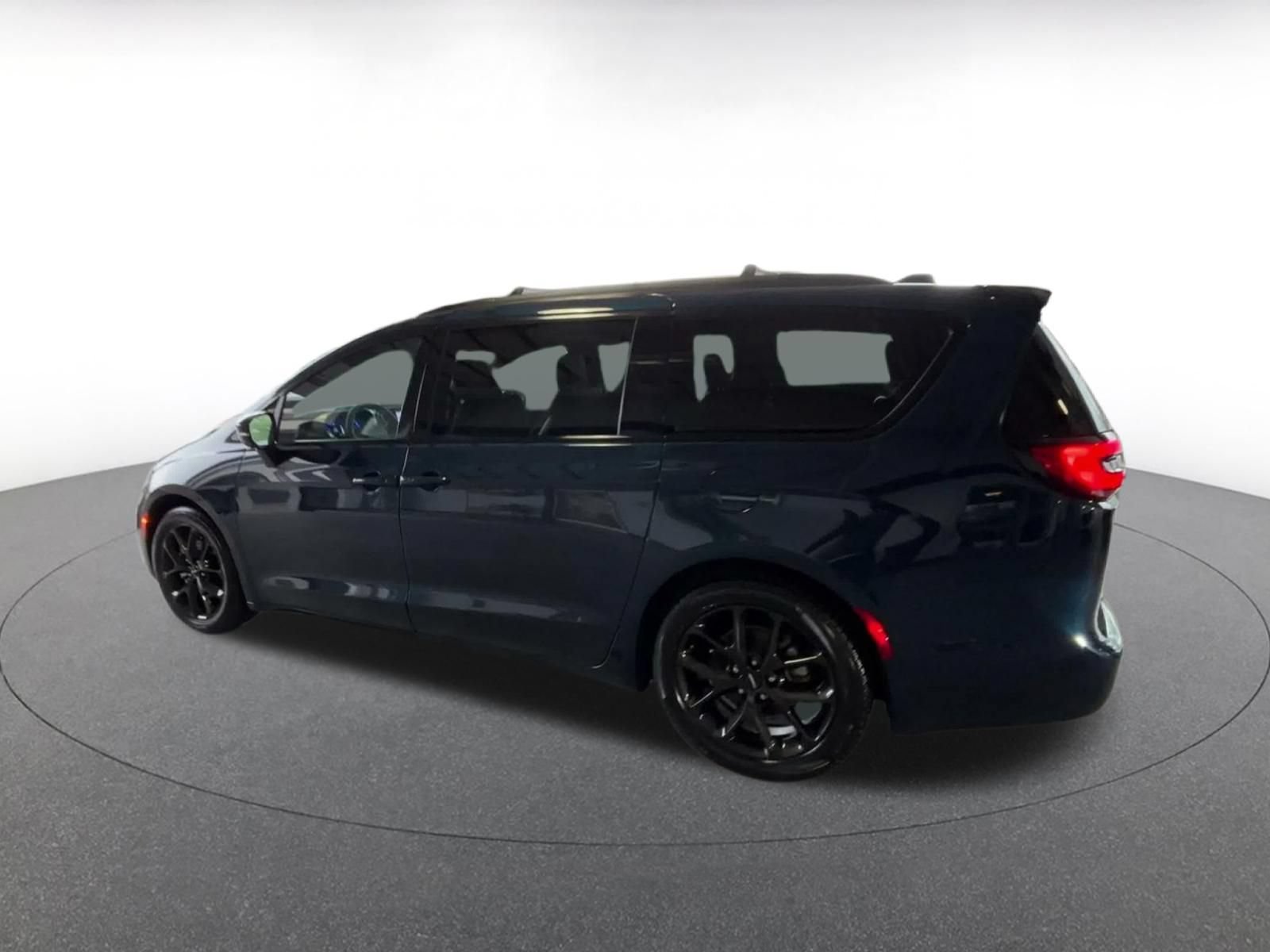 Used 2025 Chrysler Pacifica Limited FWD image 9