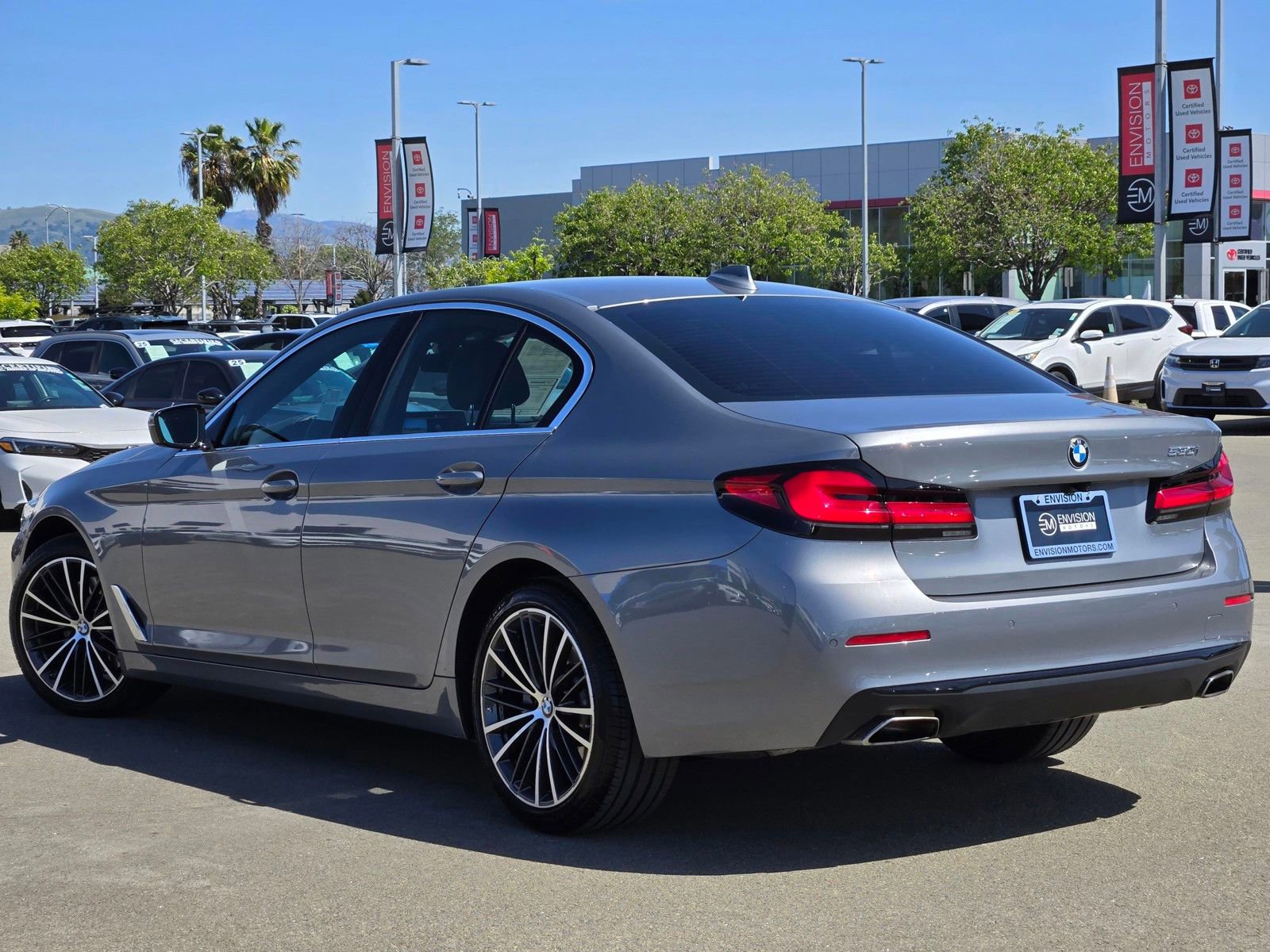 Used 2023 BMW 530i w/ Premium Package image 5
