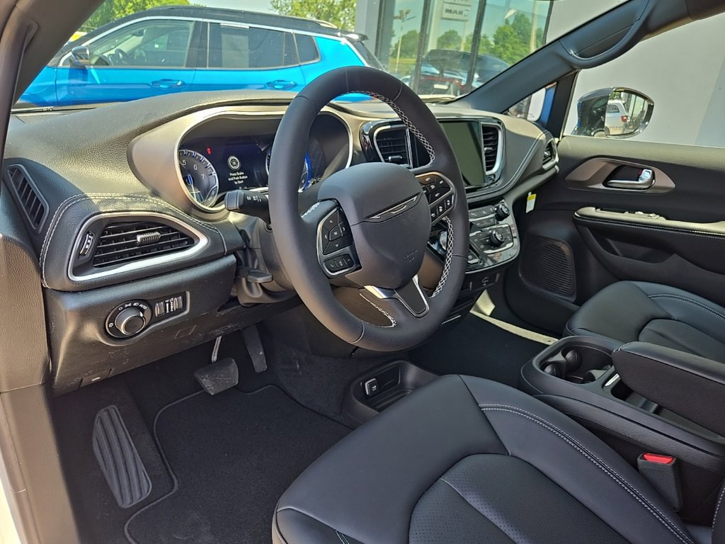 New 2027 Chrysler Pacifica Select w/ Family Tech Group AWD/4WD image 37
