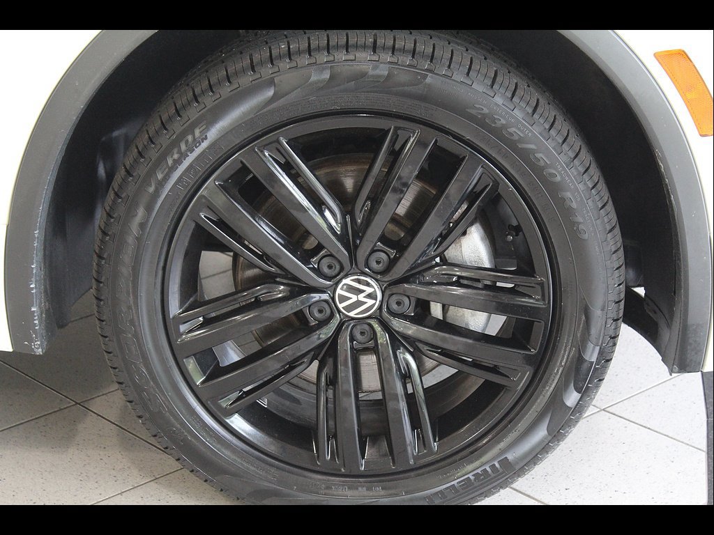 Used 2022 Volkswagen Tiguan SE R-Line AWD/4WD image 9