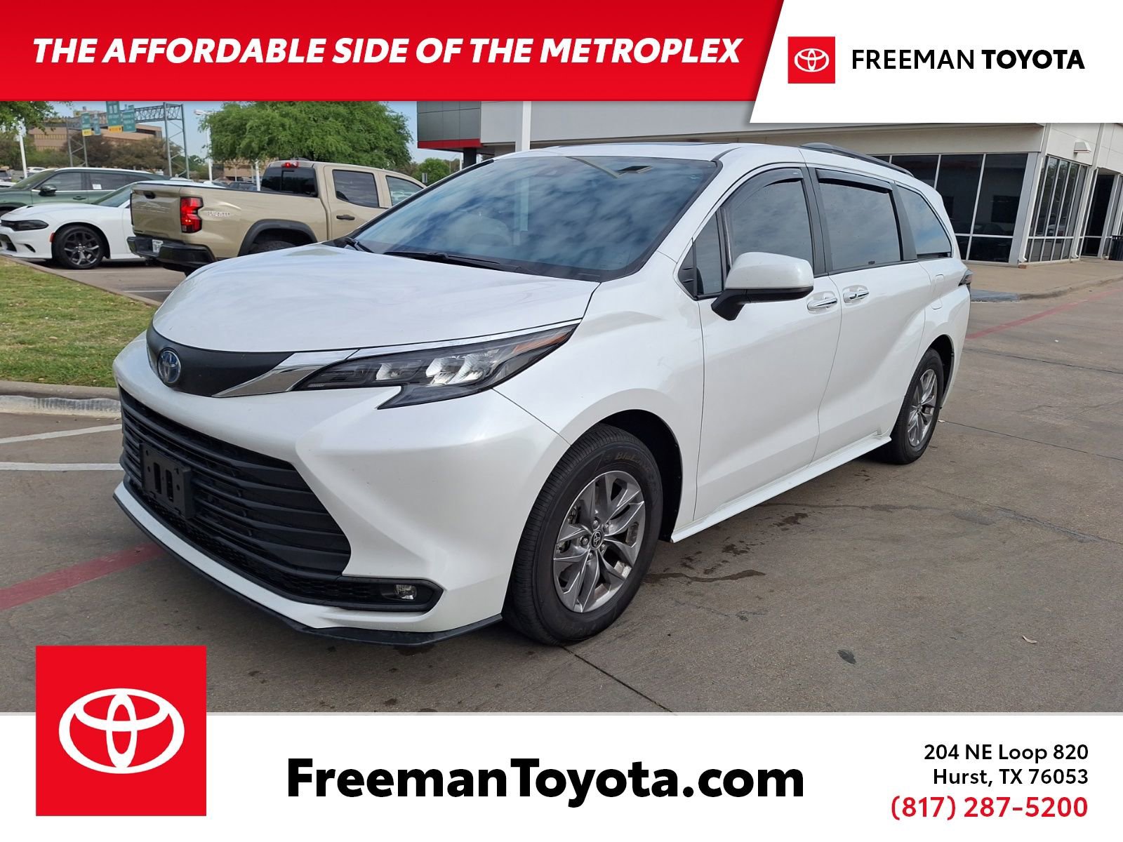 Used 2025 Toyota Sienna XLE image 1