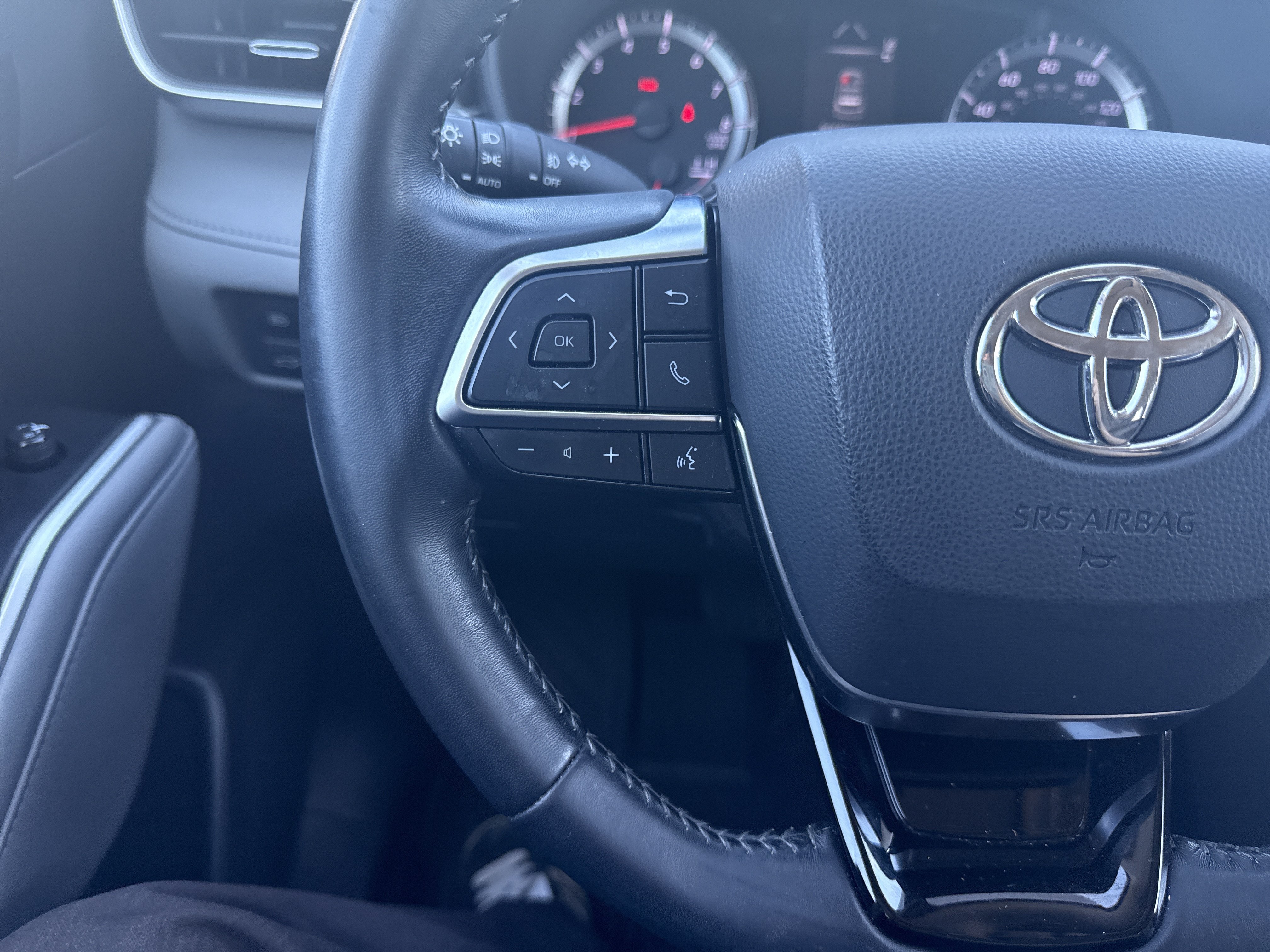 Used 2021 Toyota Highlander LE FWD image 19