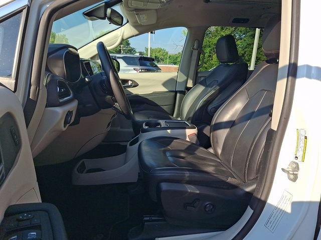 Used 2023 Chrysler Pacifica Touring-L AWD/4WD image 13