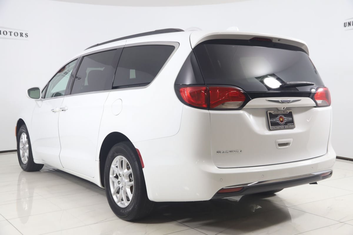 Used 2020 Chrysler Pacifica Touring FWD image 4