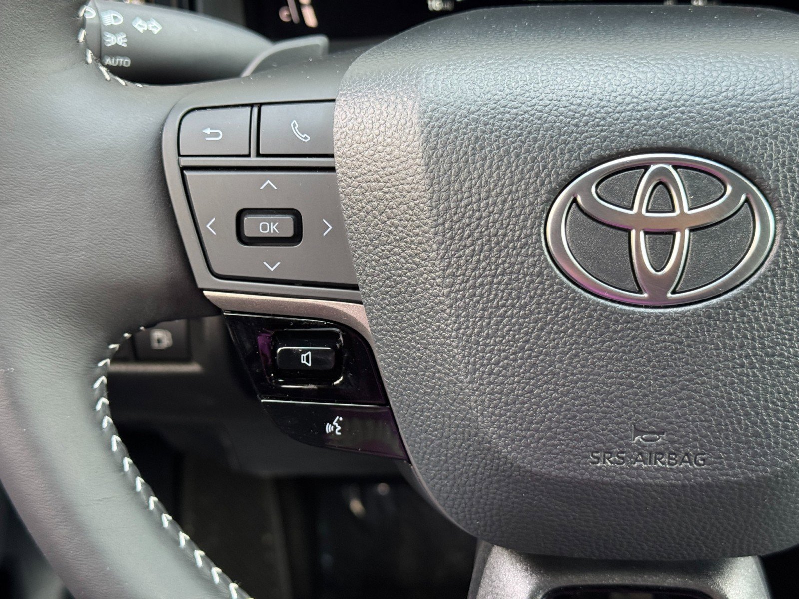 Used 2025 Toyota Camry SE w/ Convenience Package image 18