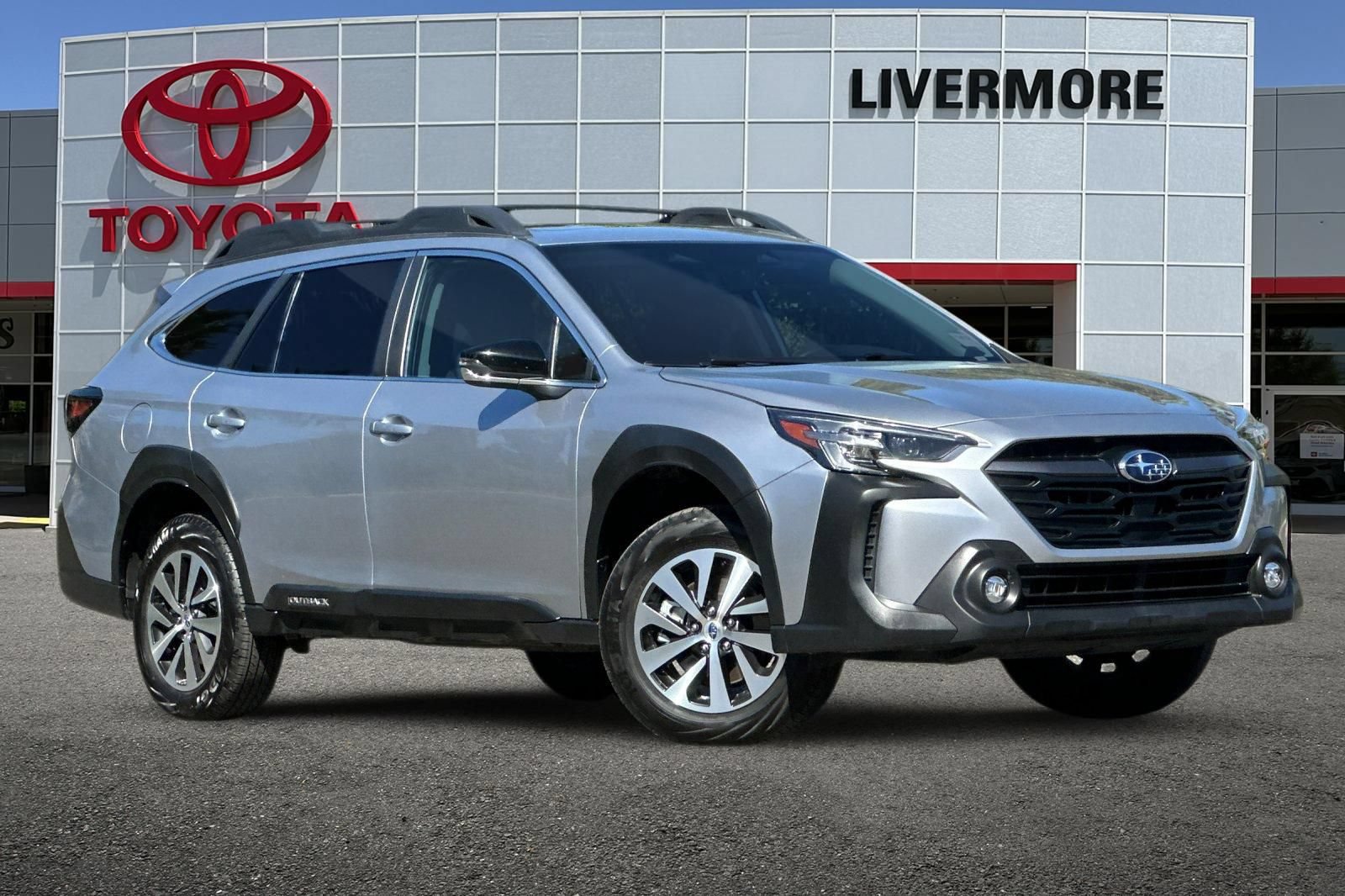 Used 2024 Subaru Outback Premium AWD/4WD image 2
