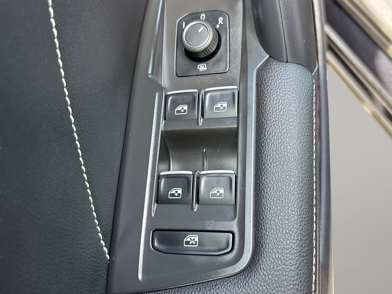 Used 2024 Volkswagen Tiguan SE image 18