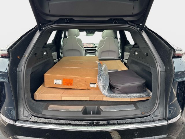 New 2027 Cadillac Lyriq Luxury w/ LPO, Floor Liner Package AWD/4WD image 5