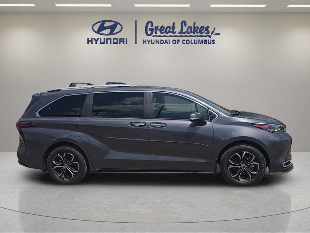 Used 2025 Toyota Sienna Platinum AWD/4WD image 4