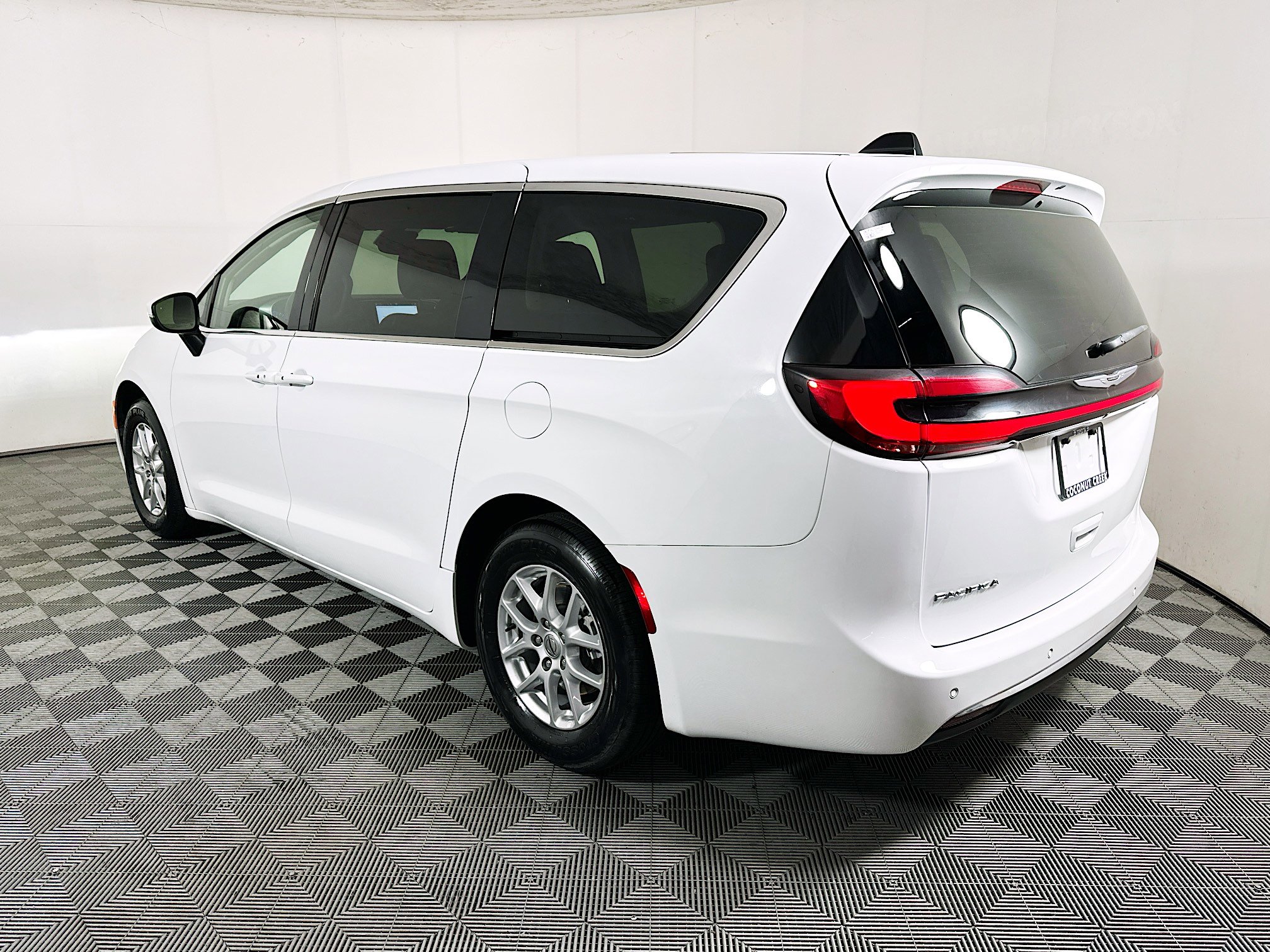 Used 2023 Chrysler Pacifica Touring-L image 5