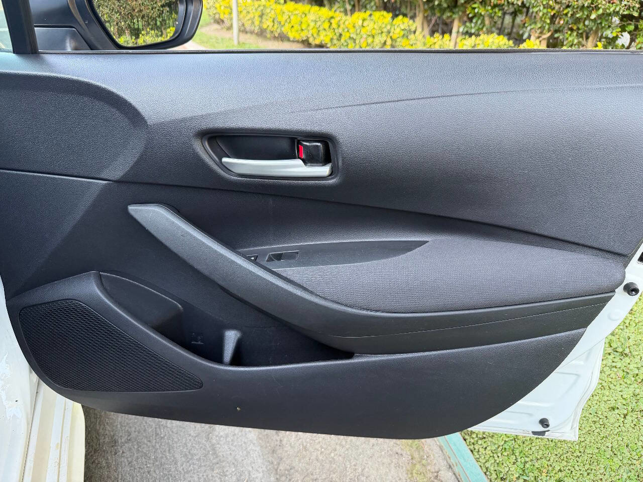 Used 2020 Toyota Corolla LE w/ Carpet Mat Package (TMS) FWD image 23