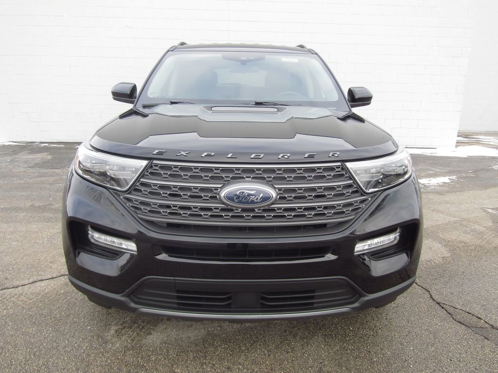 Used 2024 Ford Explorer XLT w/ Equipment Group 202A AWD/4WD image 3