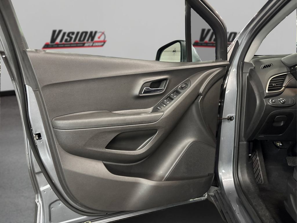 Used 2020 Chevrolet Trax LT w/ LT Convenience Package image 24