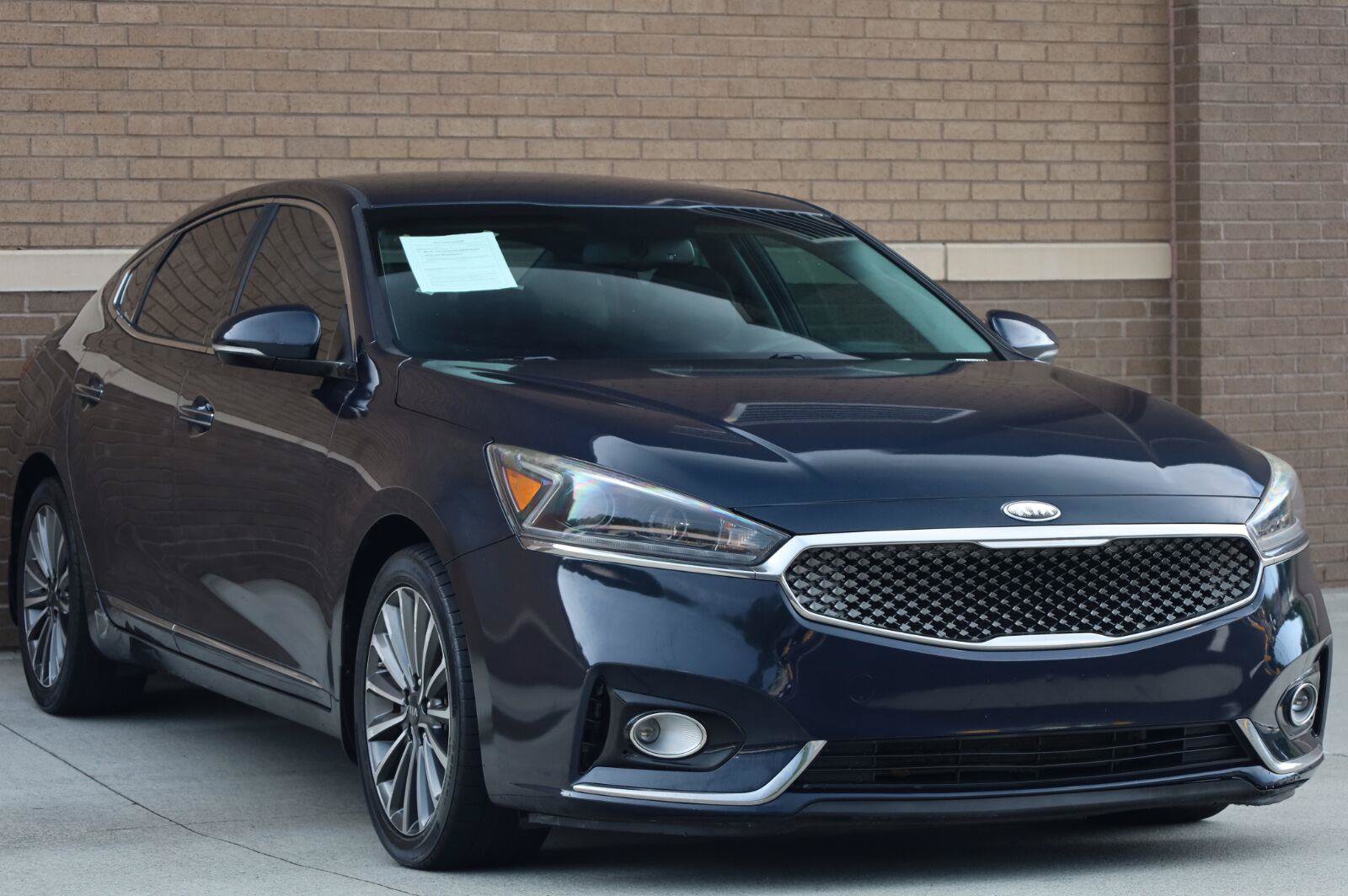 Used 2017 Kia Cadenza Premium FWD image 4