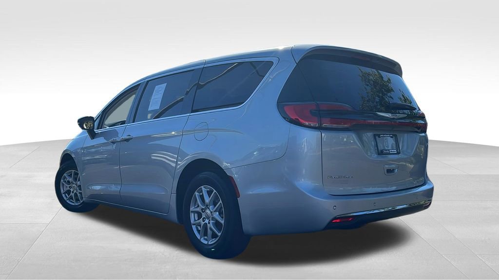 Used 2024 Chrysler Pacifica Touring-L image 5