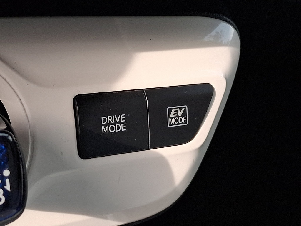 Used 2018 Toyota Prius Four w/ Advanced Technology Package FWD image 26