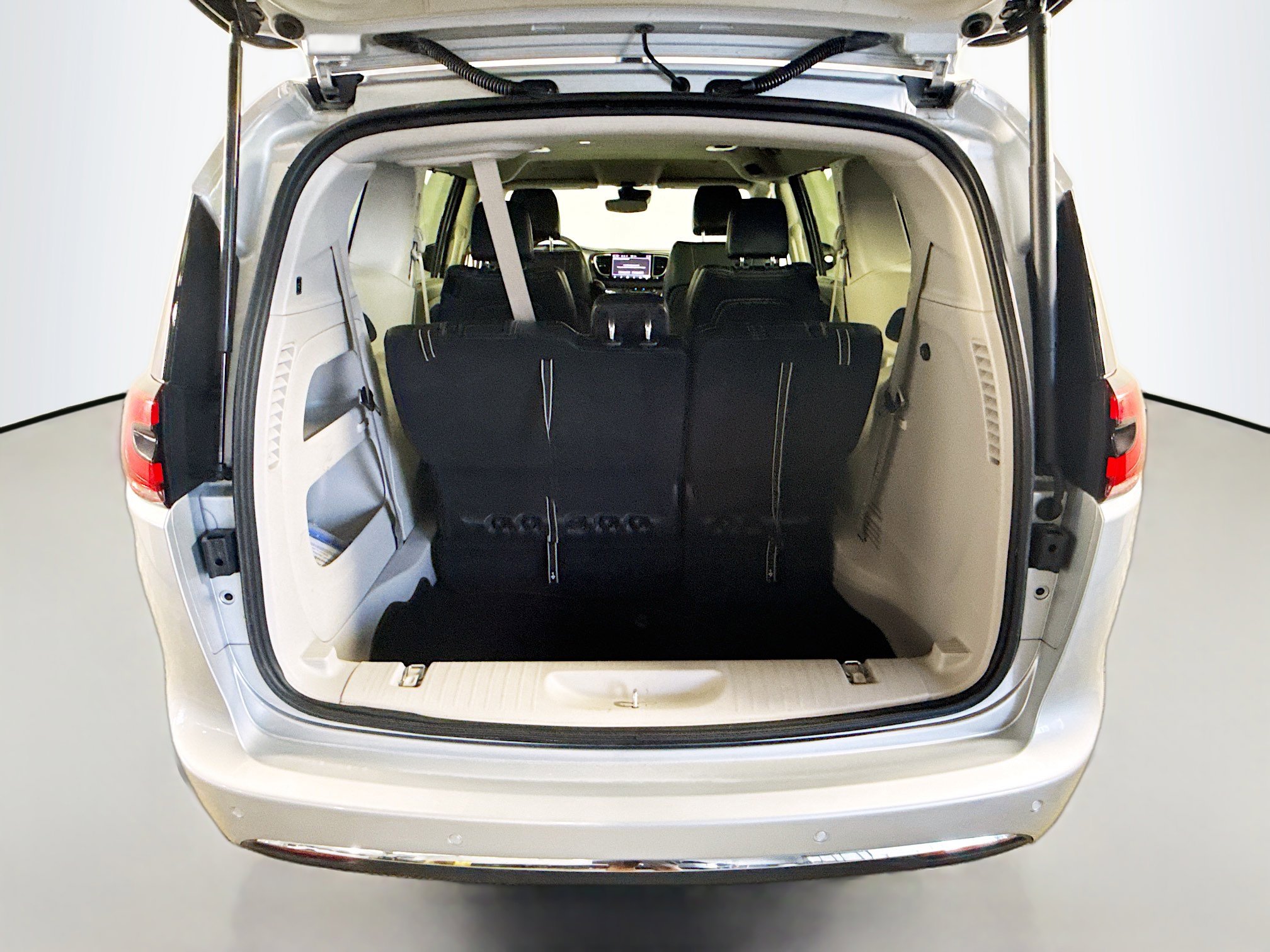 Used 2024 Chrysler Pacifica Touring-L image 33