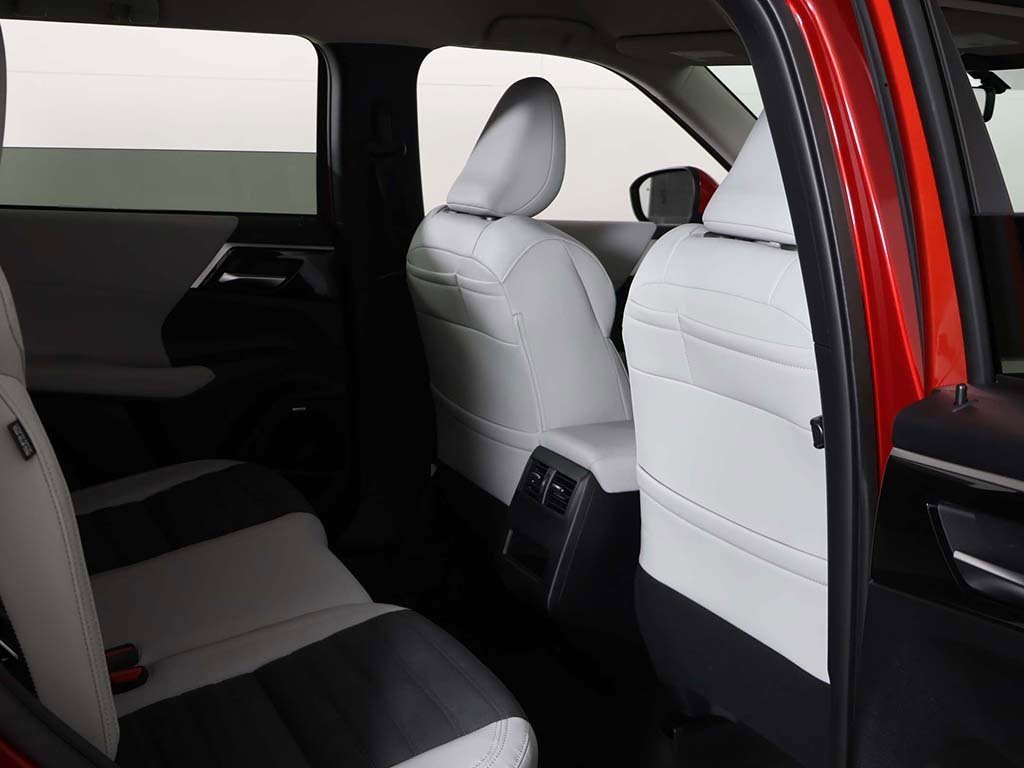 New 2025 Mitsubishi Outlander SE image 30