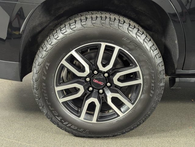 Used 2023 GMC Yukon AT4 w/ Technology Package AWD/4WD image 12
