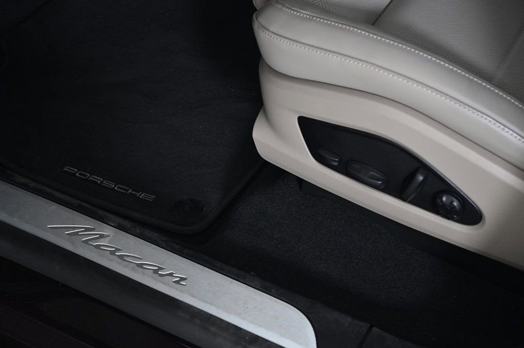 Certified 2025 Porsche Macan Electric image 26