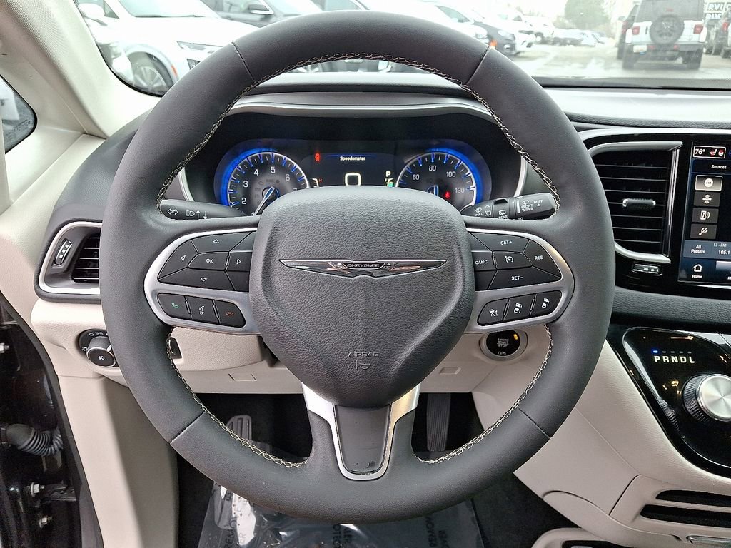 Used 2023 Chrysler Pacifica Touring-L image 19
