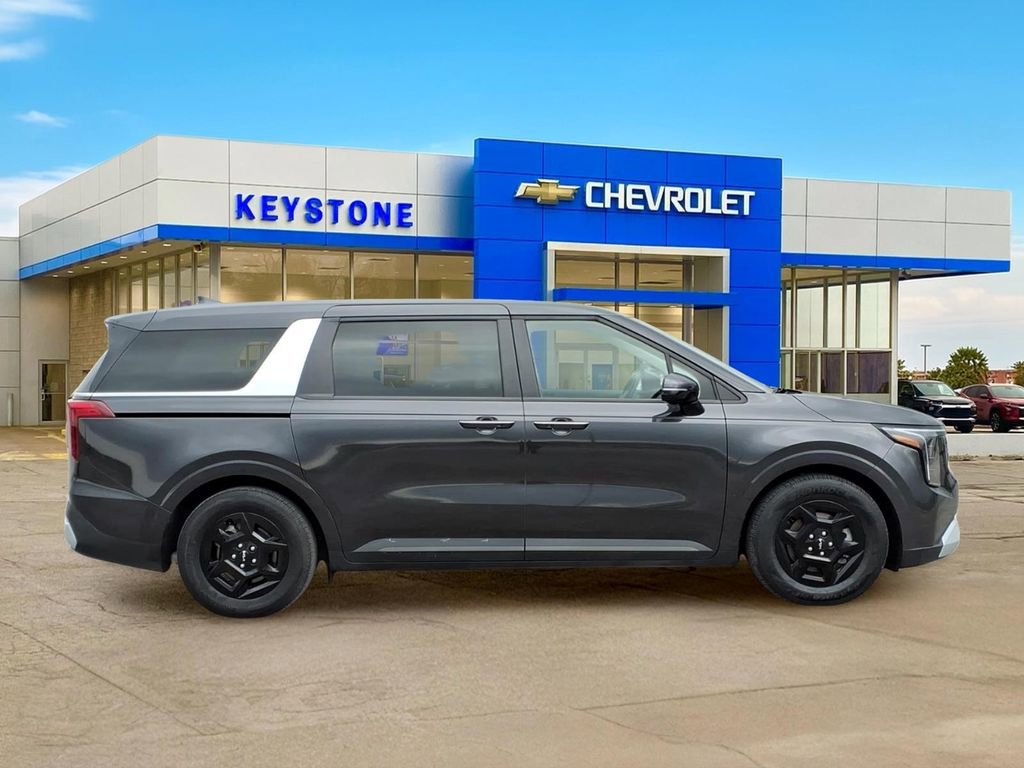 Used 2025 Kia Carnival FWD image 8