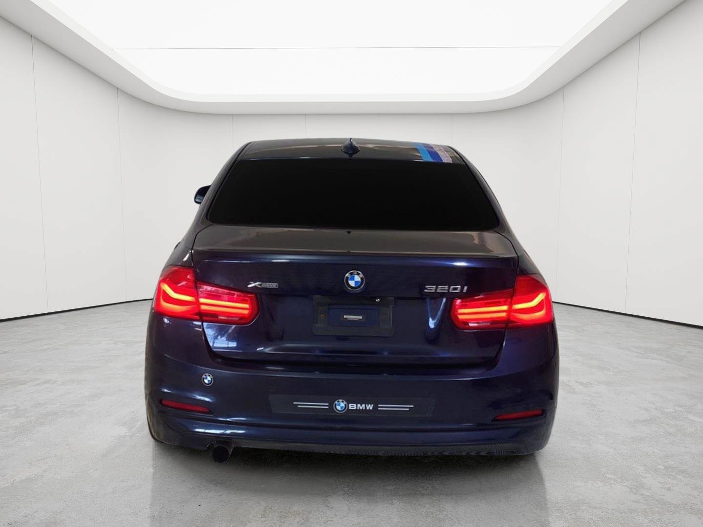Used 2017 BMW 320i xDrive Sedan AWD/4WD image 5