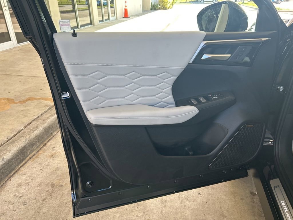New 2025 Mitsubishi Outlander AWD image 39