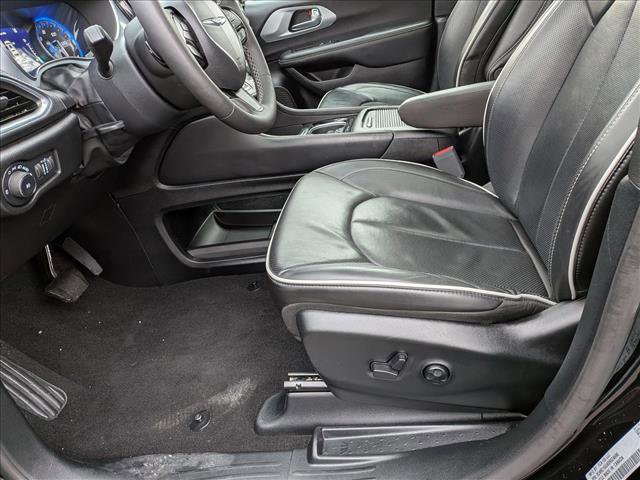 Used 2025 Chrysler Pacifica Limited image 15