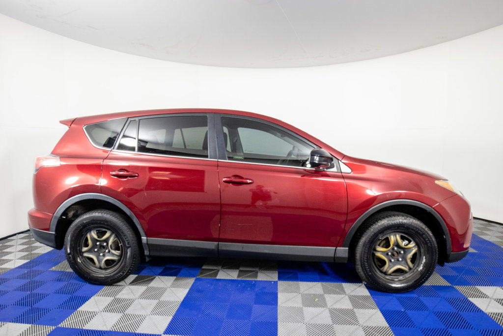 Used 2018 Toyota RAV4 LE FWD image 4