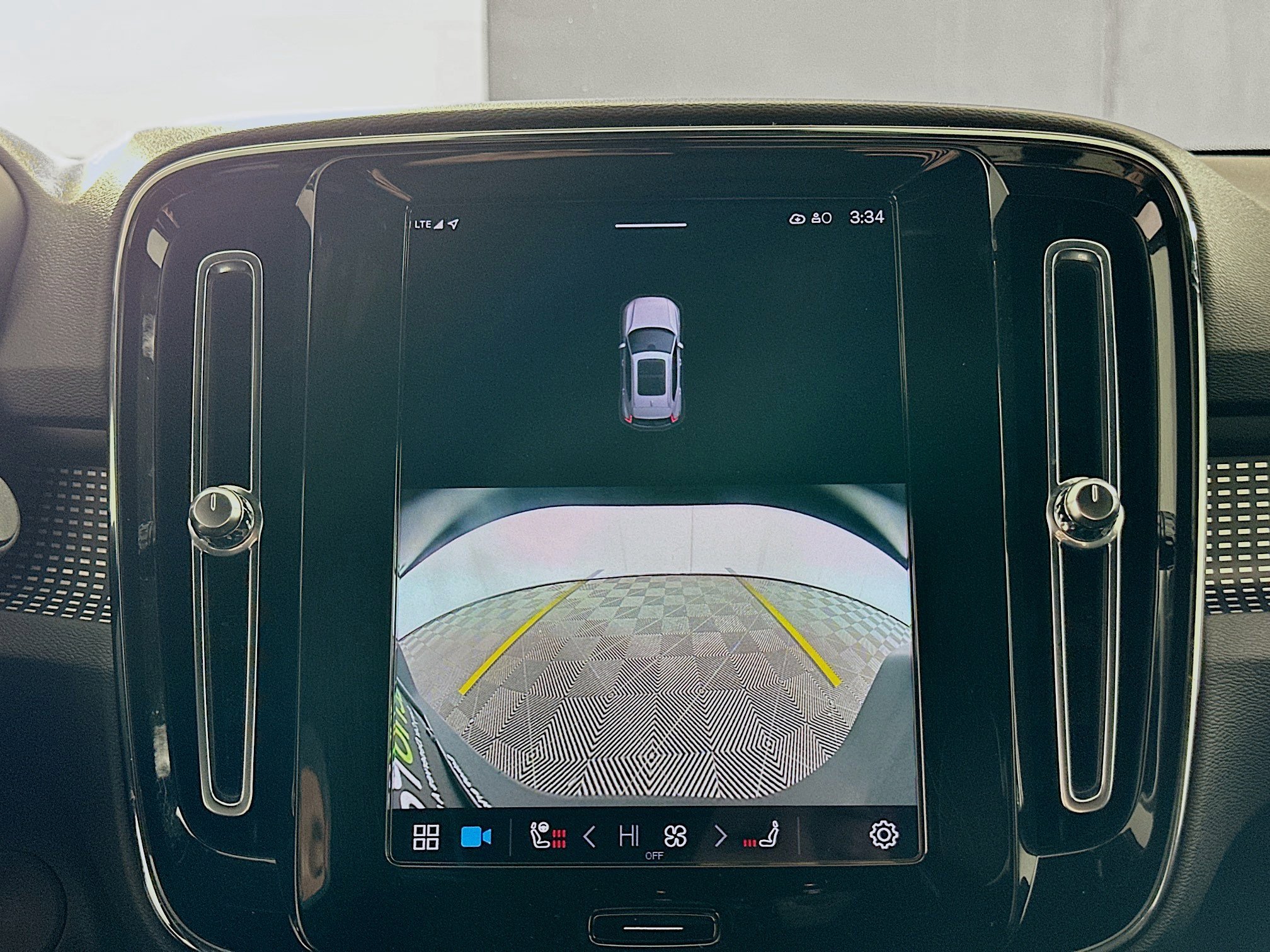 Used 2021 Volvo XC40 P8 Recharge w/ Advanced Package image 23